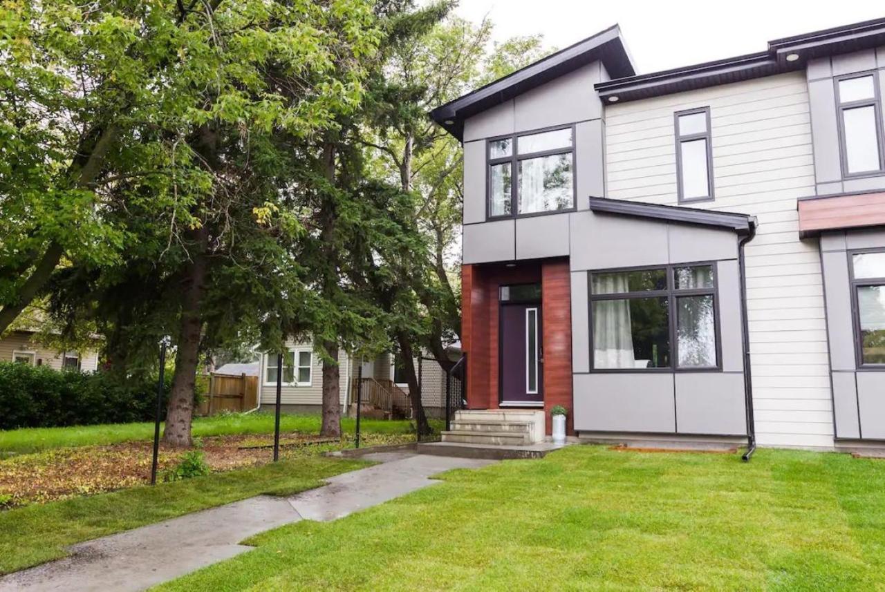 Contemporary Farmhouse Home - King Bed - Double Garage Parking - Free Wifi & Netflix - Long Stays Welcome Edmonton Bagian luar foto