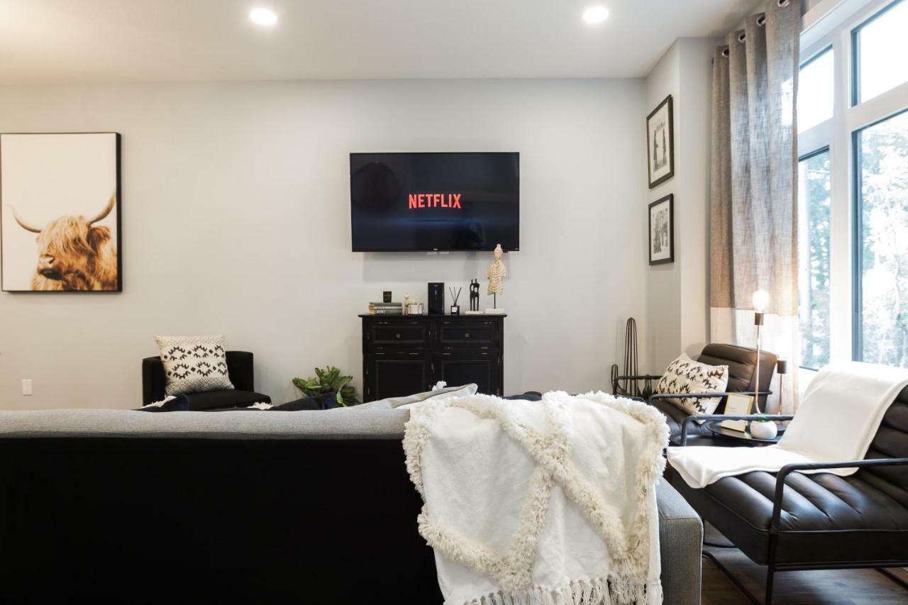Contemporary Farmhouse Home - King Bed - Double Garage Parking - Free Wifi & Netflix - Long Stays Welcome Edmonton Bagian luar foto