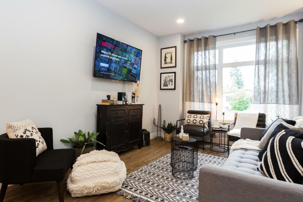 Contemporary Farmhouse Home - King Bed - Double Garage Parking - Free Wifi & Netflix - Long Stays Welcome Edmonton Bagian luar foto