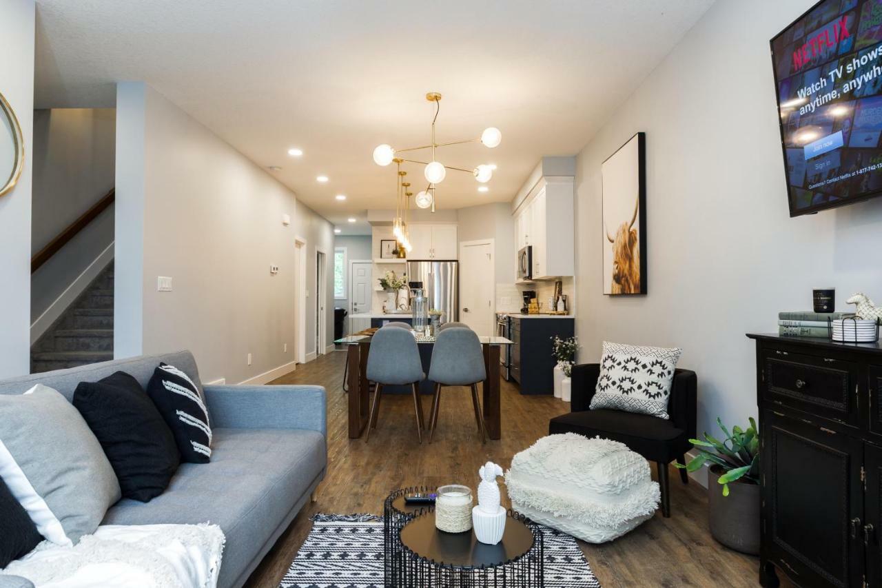 Contemporary Farmhouse Home - King Bed - Double Garage Parking - Free Wifi & Netflix - Long Stays Welcome Edmonton Bagian luar foto