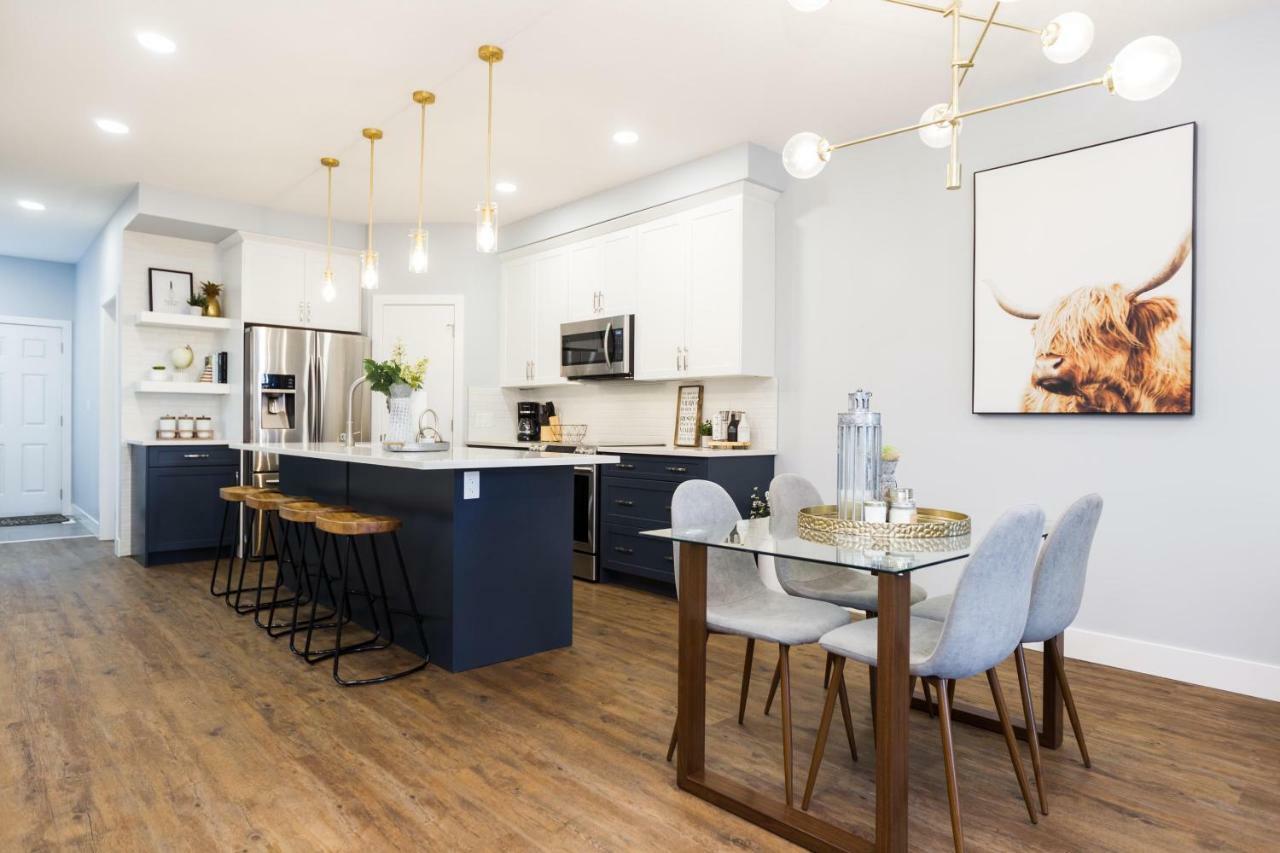 Contemporary Farmhouse Home - King Bed - Double Garage Parking - Free Wifi & Netflix - Long Stays Welcome Edmonton Bagian luar foto