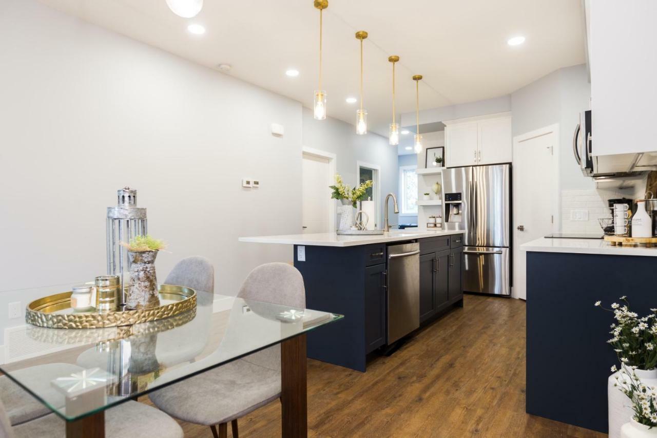 Contemporary Farmhouse Home - King Bed - Double Garage Parking - Free Wifi & Netflix - Long Stays Welcome Edmonton Bagian luar foto