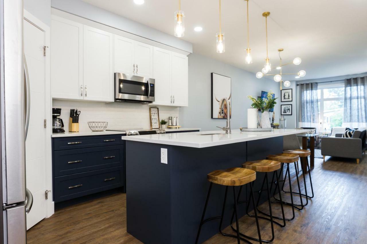 Contemporary Farmhouse Home - King Bed - Double Garage Parking - Free Wifi & Netflix - Long Stays Welcome Edmonton Bagian luar foto