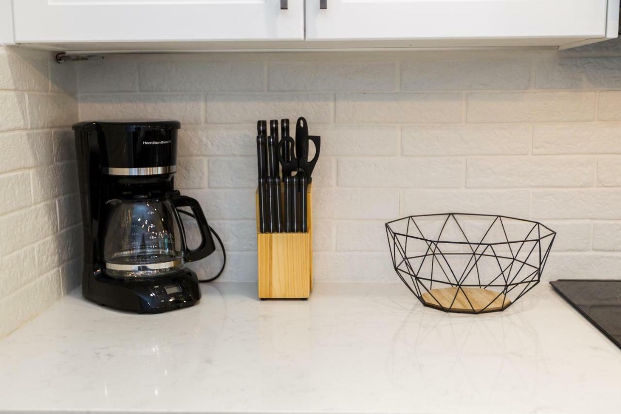 Contemporary Farmhouse Home - King Bed - Double Garage Parking - Free Wifi & Netflix - Long Stays Welcome Edmonton Bagian luar foto