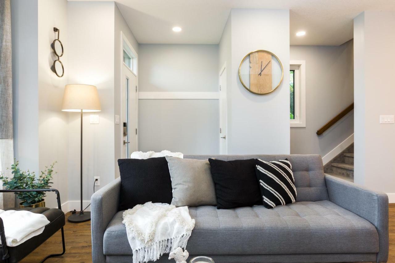Contemporary Farmhouse Home - King Bed - Double Garage Parking - Free Wifi & Netflix - Long Stays Welcome Edmonton Bagian luar foto