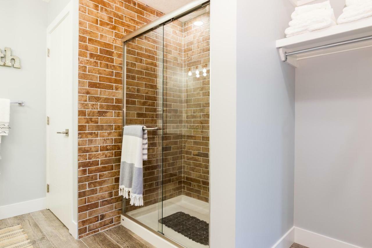 Contemporary Farmhouse Home - King Bed - Double Garage Parking - Free Wifi & Netflix - Long Stays Welcome Edmonton Bagian luar foto