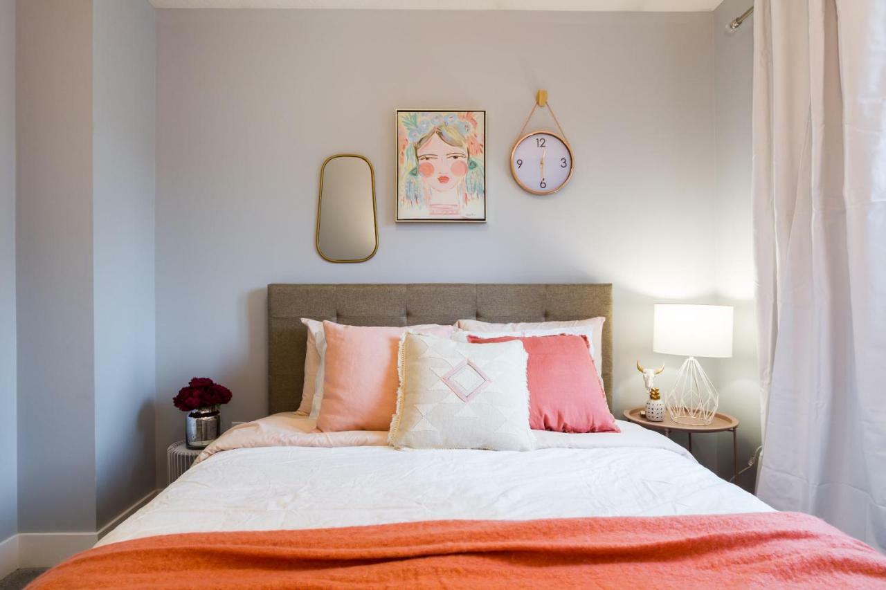 Contemporary Farmhouse Home - King Bed - Double Garage Parking - Free Wifi & Netflix - Long Stays Welcome Edmonton Bagian luar foto