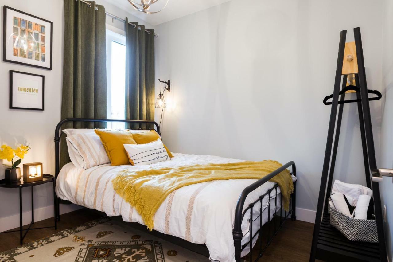 Contemporary Farmhouse Home - King Bed - Double Garage Parking - Free Wifi & Netflix - Long Stays Welcome Edmonton Bagian luar foto