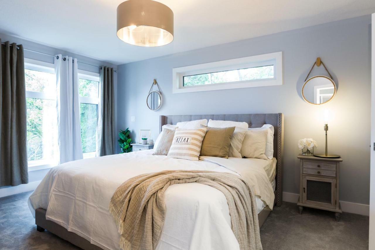 Contemporary Farmhouse Home - King Bed - Double Garage Parking - Free Wifi & Netflix - Long Stays Welcome Edmonton Bagian luar foto