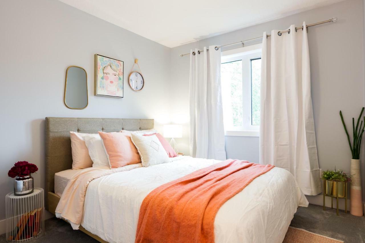 Contemporary Farmhouse Home - King Bed - Double Garage Parking - Free Wifi & Netflix - Long Stays Welcome Edmonton Bagian luar foto