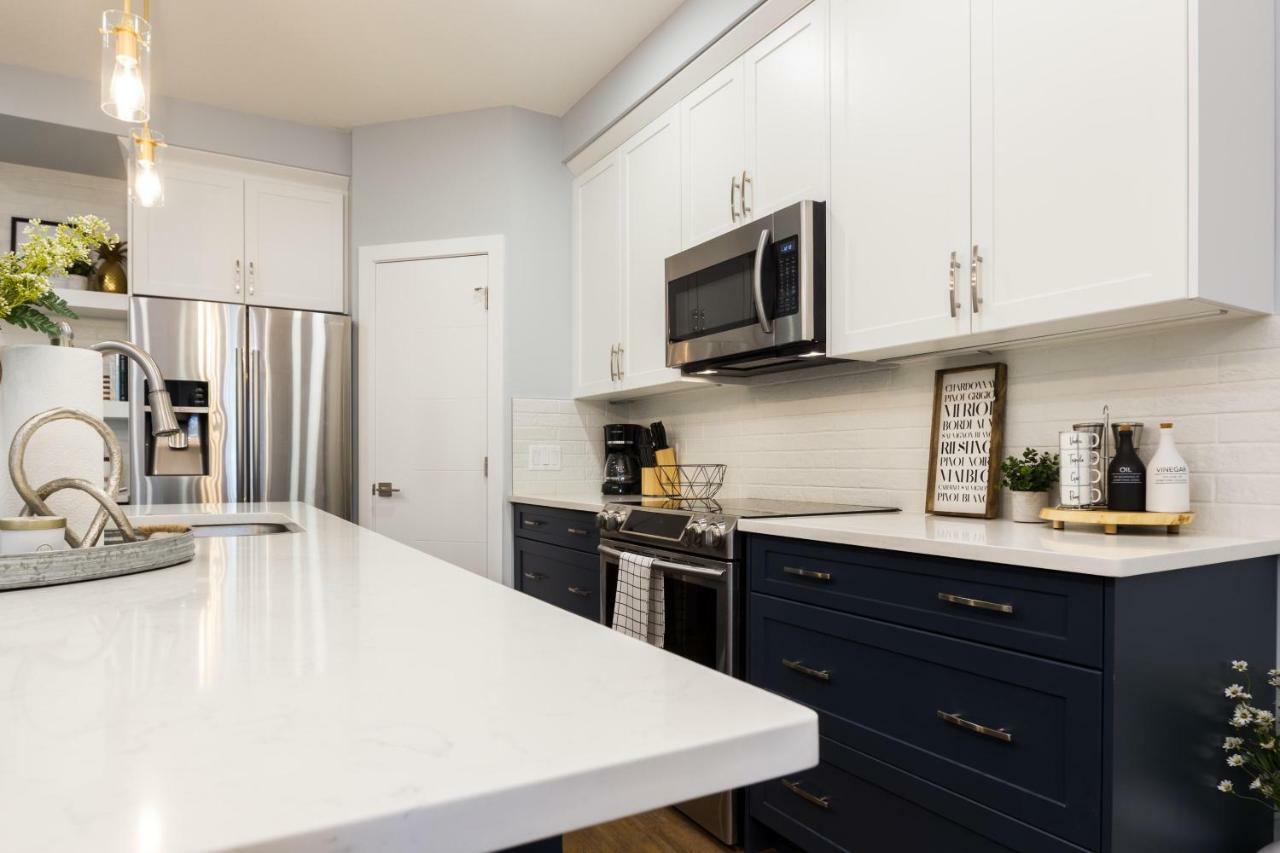 Contemporary Farmhouse Home - King Bed - Double Garage Parking - Free Wifi & Netflix - Long Stays Welcome Edmonton Bagian luar foto