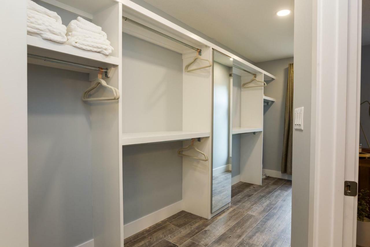 Contemporary Farmhouse Home - King Bed - Double Garage Parking - Free Wifi & Netflix - Long Stays Welcome Edmonton Bagian luar foto